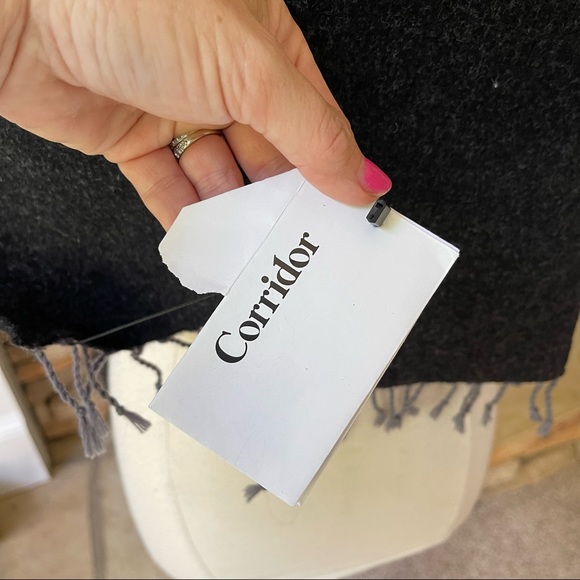 NWT Corridor lambs wool scarf in charcoal - Picture 5 of 13